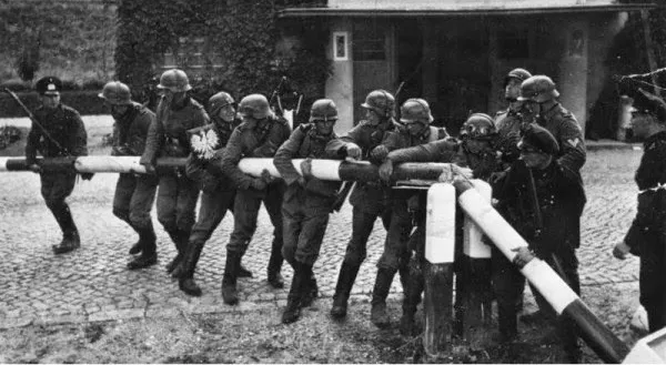 Niemieccy żołnierze i policjanci łamiący szlaban w Orłowie.