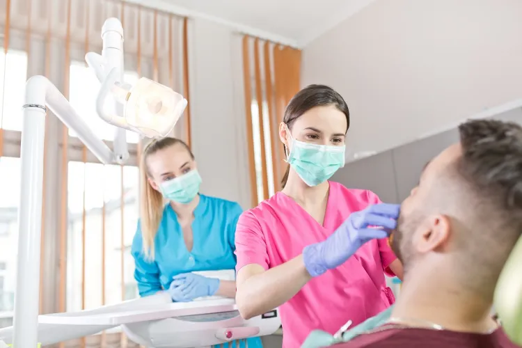 Technik dentystyczny to odpowiedzialny zawód, ponieważ wiąże się z ochroną zdrowia pacjentów, dlatego aby móc nim zostać, należy uzyskać państwowy dyplom potwierdzający kwalifikacje i uprawniający do wykonywania zawodu.