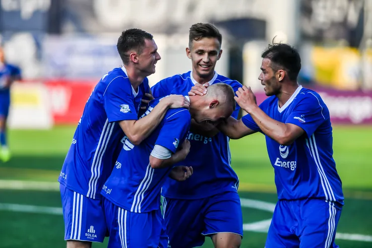 Mateusz Gułajski odbiera gratulacje od kolegów po golu, który dał zwycięstwo Bałtykowi Gdynia nad KP Starogard Gdański 1:0. 