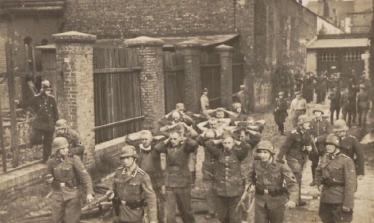 Obrońcy Poczty Polskiej wyprowadzani z budynku po walkach. 38 z nich Niemcy rozstrzelali niecały miesiąc później.
