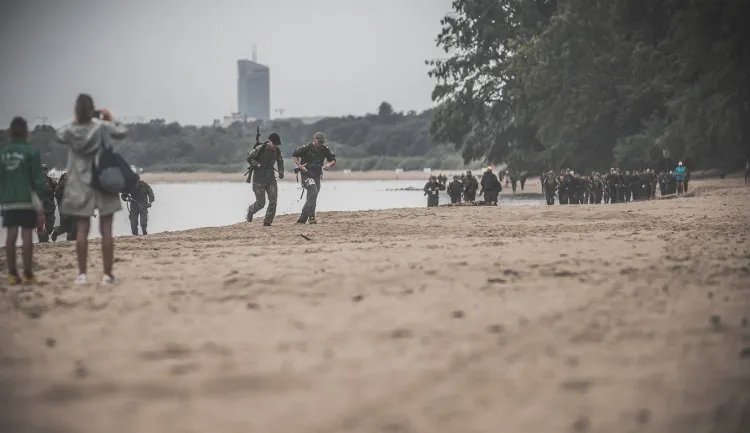 Trasa Biegu Morskiego Komandosa wiodła m.in. przez plażę w Gdyni.