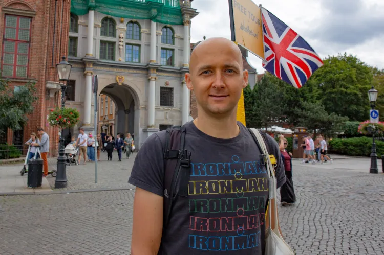 Marcin Okuniewski jest przewodnikiem, który od kilku lat oprowadza w języku angielskim turystów po Gdańsku.