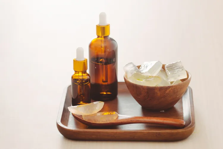 Wysokiej jakości oleje naturalne posiadają wiele zastosowań. W kosmetologii wykorzystywane są na różnych etapach pielęgnacji - zarówno do zabiegów twarzy, jak i ciała oraz masaży relaksacyjnych.