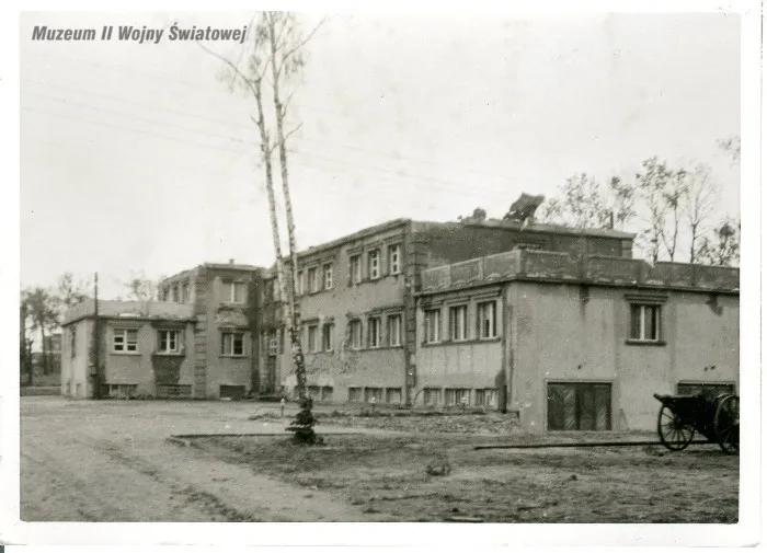 Budynek Nowych Koszar po zakończonych walkach na półwyspie. Ze zbiorów Muzeum II Wojny Światowej w Gdańsku
