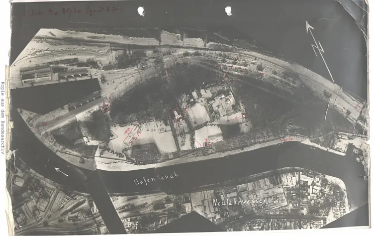 Fotomapa Westerplatte z 1939 r. Na odbitce czerwonym kolorem zaznaczono m.in. wartownie, Nowe Koszary, Elektrownię oraz strzelnicę. Ze zbiorów Niemieckiego Archiwum Federalnego (Bundesarchiv)
