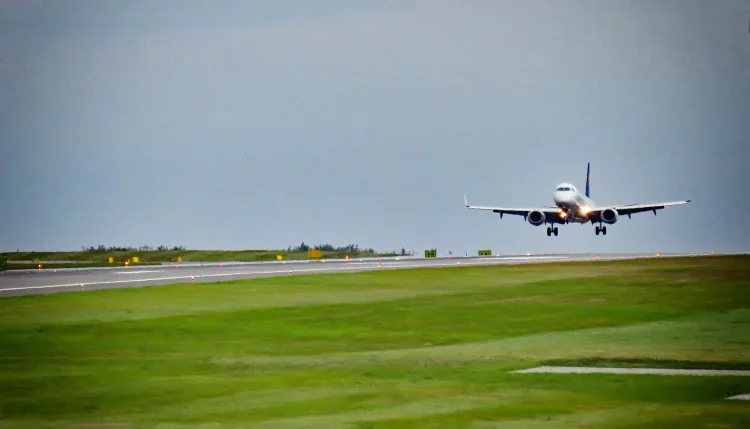 Hałas generowany podczas startów i lądowań samolotów może być podstawą do ubiegania się o odszkodowanie dla mieszkających w pobliżu lotniska. 