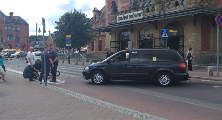 W środę doszło do kolejnego niebezpiecznego incydentu na drodze rowerowej przy dworcu PKP w Gdańsku.