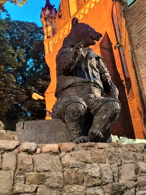 Po sześciu latach starań, w Sopocie odsłonięto pomnik żołnierza misia Wojtka. Stanął u szczytu ul. Bohaterów Monte Cassino, obok kościoła św. Jerzego.