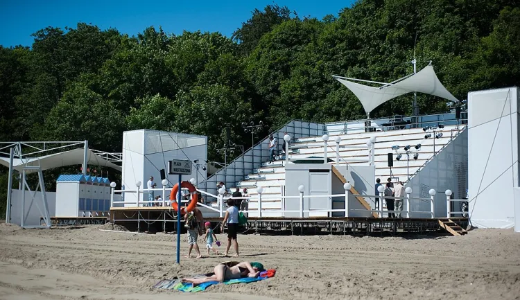 Scena Letnia w Orłowie w tym roku zajmuje niewielką część plaży. W wyniku refulacji (przetransportowanie piasku z dna morza na plażę) na wysokości sceny, plaża w tym miejscu została powiększona o dodatkowe 20 metrów. Dzięki temu Scena Letnia nie przeszkadza plażowiczom.