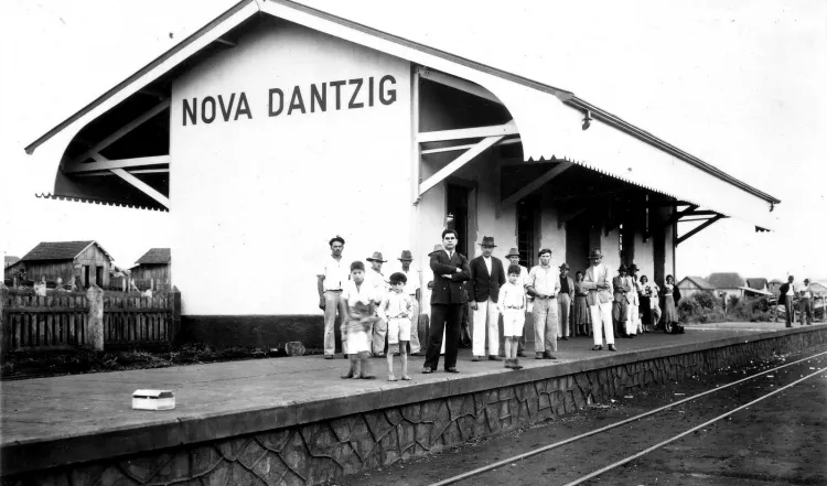 Stacja kolejowa w Nowym Gdańsku, otwarta w 1935 r. Do nazwy podchodzono jednak dość swobodnie, używając wymiennie słów "Dantzig" i "Danzig".