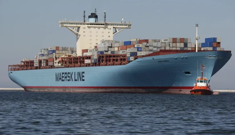 Emma M&#230;rsk, największy kontenerowiec na świecie. Mierzy 397 metrów długości oraz 56 metrów szerokości.