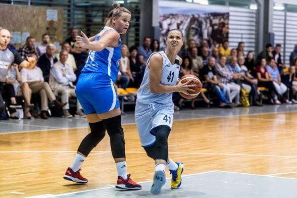 Barbora Balintova (nr 41) była najskuteczniejszą koszykarką Arki Gdynia w meczu z AZS Uniwersytetem Gdańskim. Kapitan zespołu rzuciła 15 punktów.
