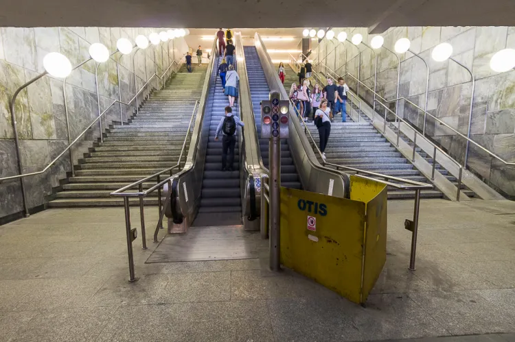 Obecnie schody działają tylko do góry (do dworca PKS) w części, która pierwotnie służyła do jazdy w dół.