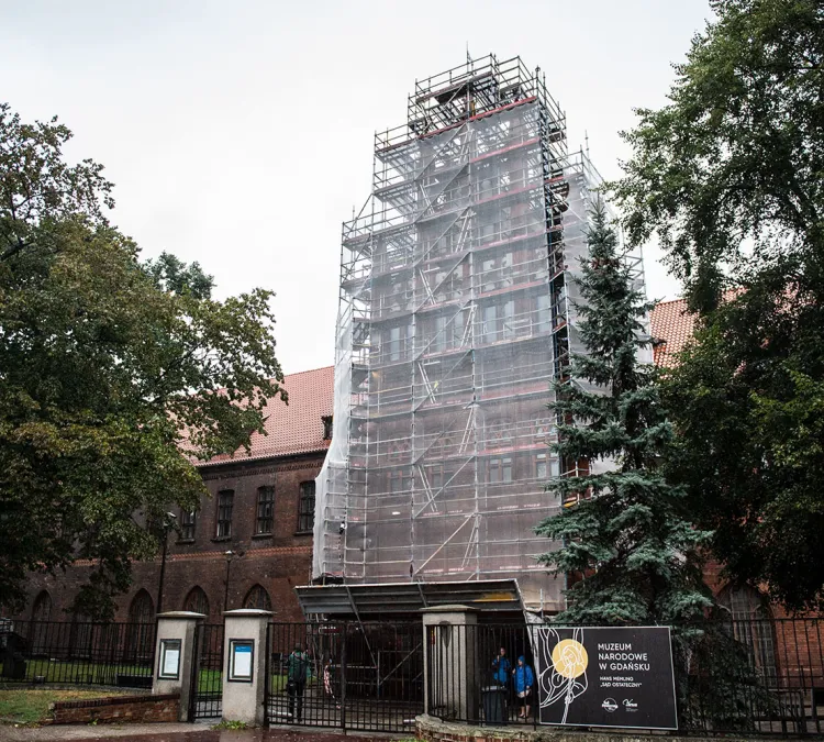 Trwają już prace przy szczytach elewacji głównej siedziby Muzeum Narodowego w Gdańsku.