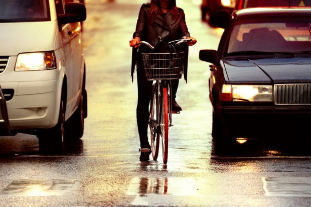 Jazda rowerem jesienią też może być przyjemna, jednak należy w sposób szczególny zadbać o swoje bezpieczeństwo.