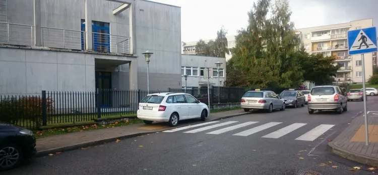 Kierowcy nie mają problemu nawet z parkowaniem na przejściu dla pieszych. Na zdjęciu ul. Staffa, tuż przy przedszkolu.
