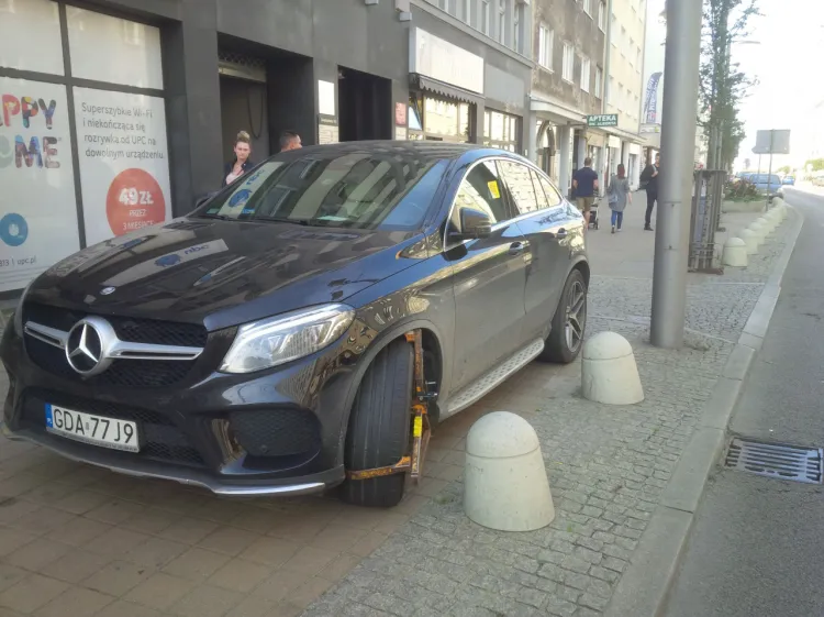 Kierowcy parkujący w Gdyni często dość swobodnie interpretują przepisy. Niektórzy mieszkańcy wciąż z tym walczą.