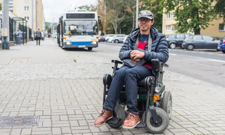 Pan Bronisław Waśniewski-Ciechorski, który porusza się na wózku i który - jak mówi - padł ofiarą nieprzyjemnego incydentu w jednym z autobusów.