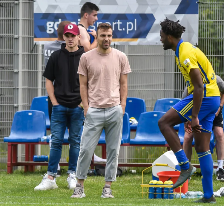 Czy to dobra ilustracja wkładu nowych piłkarzy w grę piłkarzy Arki Gdynia? Na zdjęciu z rękoma w kieszeni Santi Samenes i Azer Busuladzić. 