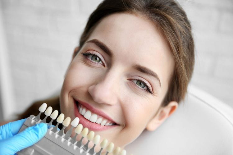 Aby zachować lśniący i piękny uśmiech, należy dbać o regularną higienę zębów oraz wybrać odpowiednią metodę wybielania.