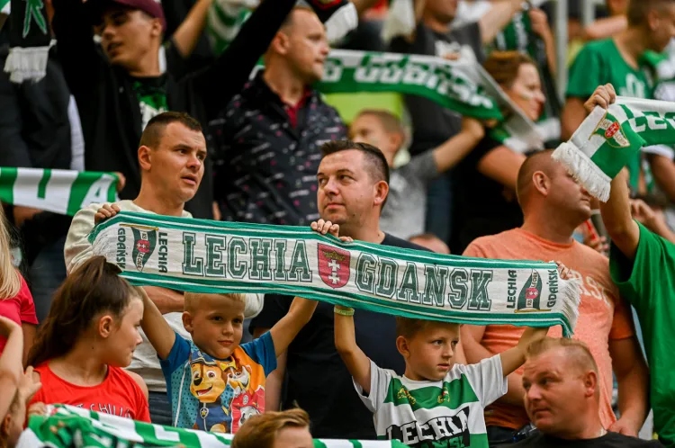 Kibice Lechii Gdańsk nie będą mogli wspierać piłkarzy podczas wyjazdowego meczu w Pucharze Polski w Wejherowie. Natomiast na najbliższe ligowe spotkanie na Stadionie Energa Gdańsk zorganizowane grupy dzieci i młodzieży mogą wejść za darmo.