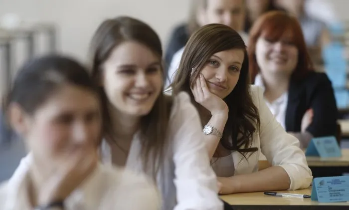 Najlepiej z maturami poradzili sobie absolwenci liceów, których zdało 84 proc. Nz. uczennice II LO w Gdańsku.