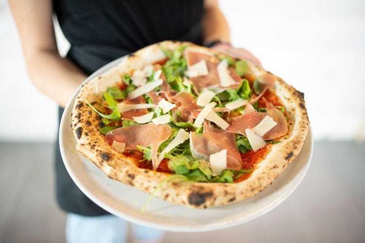 Pizza w stylu neapolitańskim - wilgotna i elastyczna