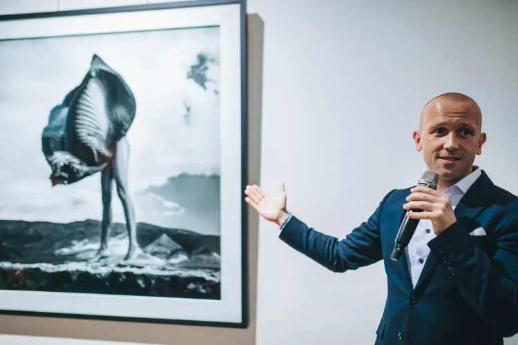 Szymon Brodziak osobiście oprowadził gości po swojej wystawie i opowiedział o kulisach powstania wszystkich zdjęć.