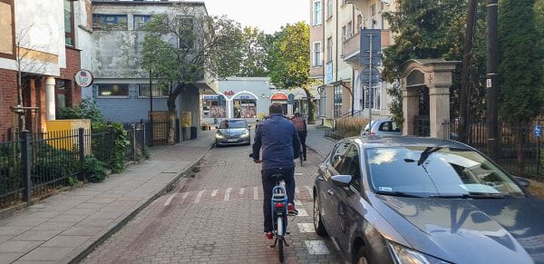 Wąska ul. Obrońców Westerplatte, gdzie kierowcy niechętnie ustępują miejsca rowerzystom z naprzeciwka.
