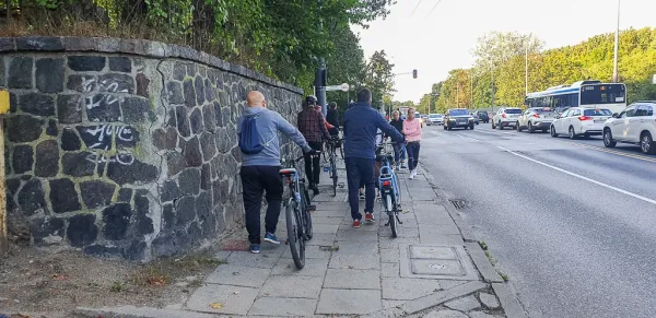 Kolejny spacer z rowerem - wzdłuż al. Niepodległości w kierunku Kamiennego Potoku.