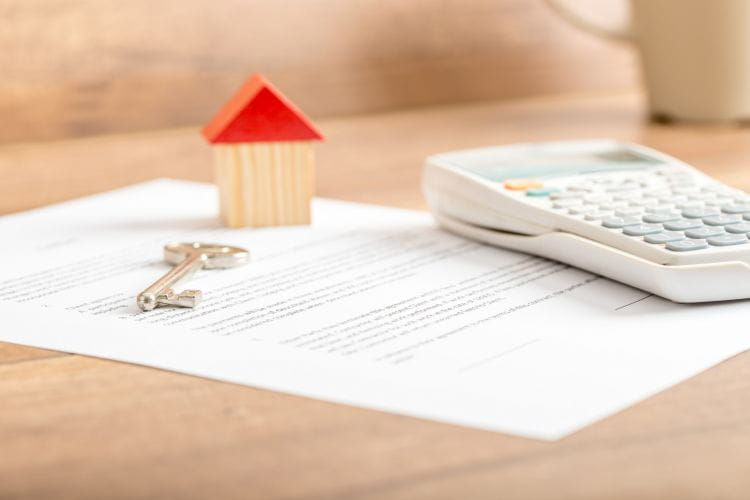 Osoby, które nabywają nieruchomość mogą zaciągnąć nie tylko kredyt hipoteczny na zakup nieruchomości, ale i jednocześnie na jej remont lub wykończenie.