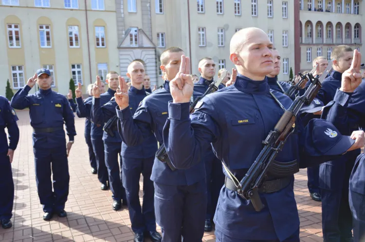84 studentów wydziałów wojskowych Akademii Marynarki Wojennej w Gdyni złożyło w piątek przysięgę.