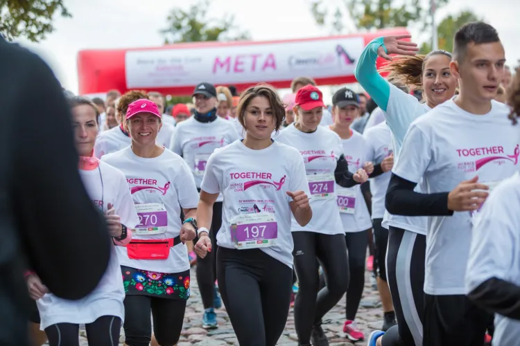 W biegu Race of the Cure osoby dotknięte rakiem pobiegną w różowych koszulkach. Pozostali natomiast założą t-shirty koloru białego, wyrażając tym samym gest solidarności w walce z rakiem piersi. Obie grupy wspólnym biegiem upamiętnią tych, których już z nami nie ma.