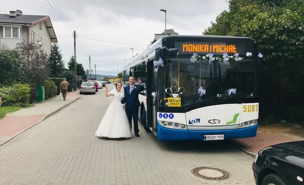 Oryginalny pomysł na pojazd do ślubu? Niewątpliwe autobus miejski do takich należy.