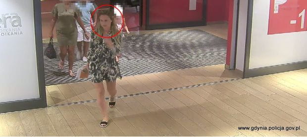 Kobieta poszukiwana w związku z kradzieżą ubrań ze sklepu.