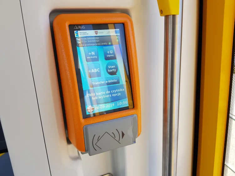 Walidatory, jakie mają pojawić się w pojazdach komunikacji na Pomorzu, przypominać będą urządzenia montowane w tramwajach. Na zdjęciu automat biletowy w poznańskim tramwaju Modertrans.