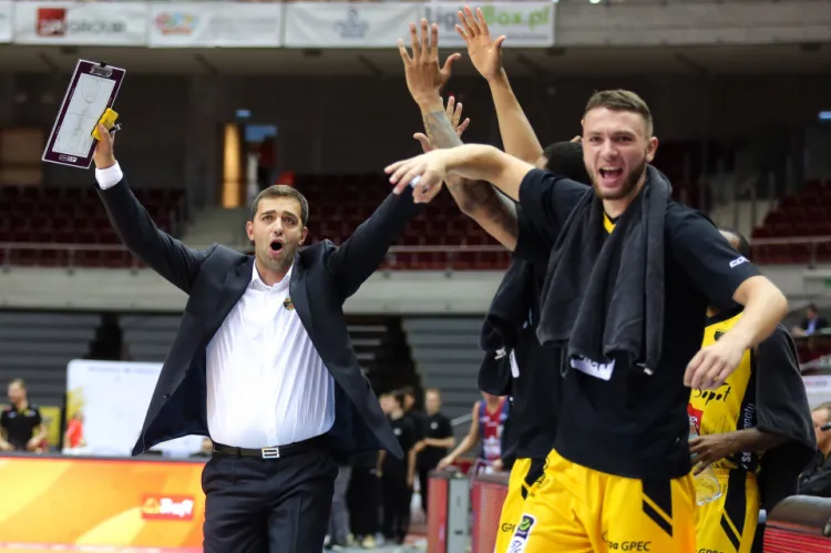 Trener Marcin Stefański i koszykarze Trefla Sopot mają powody do zadowolenia po inauguracji sezonu w Energa Basket Lidze.