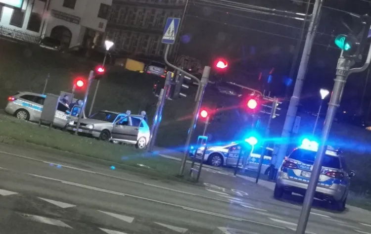 Policjanci oddali strzały w opony samochodu - w ten sposób unieruchomili auto.