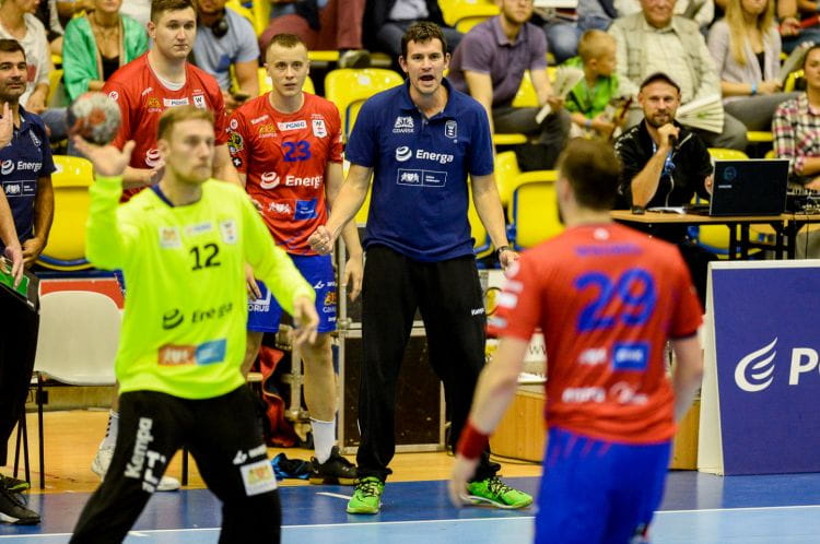Marcin Lijewski (w środku) i Adrian Kondratiuk (nr 23) jeszcze w zeszłym sezonie reprezentowali Wybrzeża. W poniedziałek jako trener i zawodnik Górnika Zabrze, podjęli gdańszczan w Zabrzu odnosząc zwycięstwo.