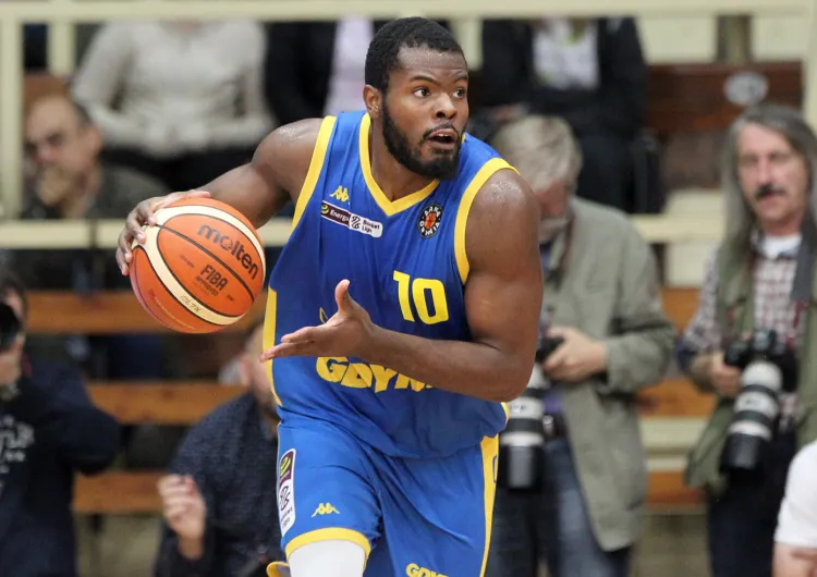Amerykański koszykarz ma już za sobą debiut w Energa Basket Lidze. W ostatnim spotkaniu Asseco Arki Gdynia z PGE Spójnią Stargard zdobył 6 punktów.