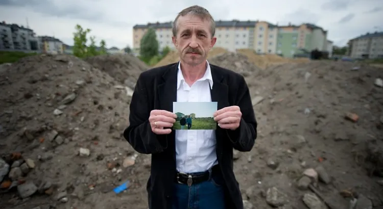 Feliks Langowski, jeden z mieszkańców ul. Rogalińskiej, ze zdjęciem łąki, która miała zamienić się w park, a tymczasem jest wielkim gruzowiskiem.
