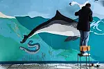 Krzesimir Jagiełło, student geografii UG, stworzył dwa murale, które prezentuje problemy, z jakimi mierzą się na co dzień zwierzęta mieszkające w Bałtyku. 