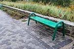 Zielone ławki bez oparć zostaną usunięte z nadmorskiej promenady w Sopocie.