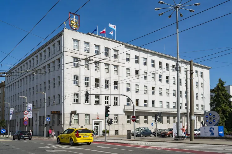 Dzisiejsza siedziba władz w Gdyni mieści się w tym samym budynku, do którego została przeniesiona jeszcze przed wojną.