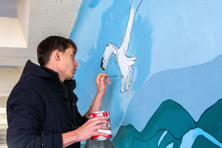Krzesimir Jagiełło, student geografii UG, stworzył dwa murale, które prezentują problemy, z jakimi mierzą się na co dzień zwierzęta mieszkające w Bałtyku. 