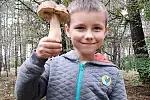 6-letni Wojtek i prawdziwek znaleziony w okolicach Wdzydz Kiszewskich.