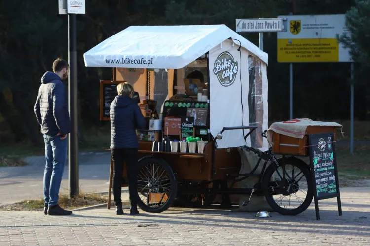Gorąca "kawa z roweru" może okazać się bardzo dobrym pomysłem w chłodniejsze, jesienne dni. 