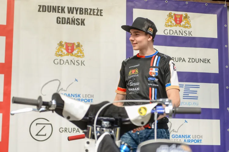 Karol Żupiński w sobotnim Grand Prix Polski wystartuje jeśli jeden z zawodników wjedzie w taśmę lub wycofa się z zawodów. Gdy pojawi się na torze, zostanie pierwszym wychowankiem Wybrzeża z występem w tym cyklu.