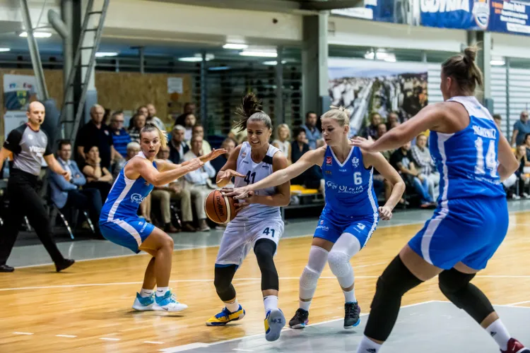 W Energa Basket Lidze Kobiet w tym sezonie zaprezentują się aż trzy trójmiejskie kluby. Arka Gdynia (białe stroje) mierzy w medal, a AZS Uniwersytet Gdański (niebieskie) będzie beniaminkiem. 