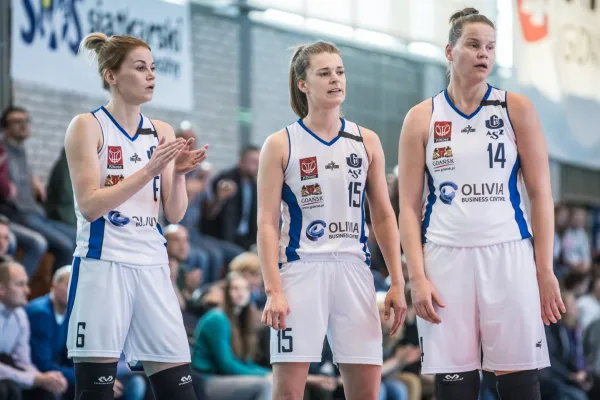 Jastina Kosalewicz (nr 14) zdobyła debiutanckie punkty, a  Karolina Formella (6) zdobyła najwięcej punktów w inauguracyjnym występie koszykarek AZS Uniwersytet Gdański w EBLK.